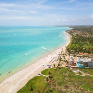 Vista da praia de águas turquesa