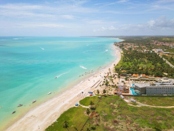 Vista da praia de águas turquesa